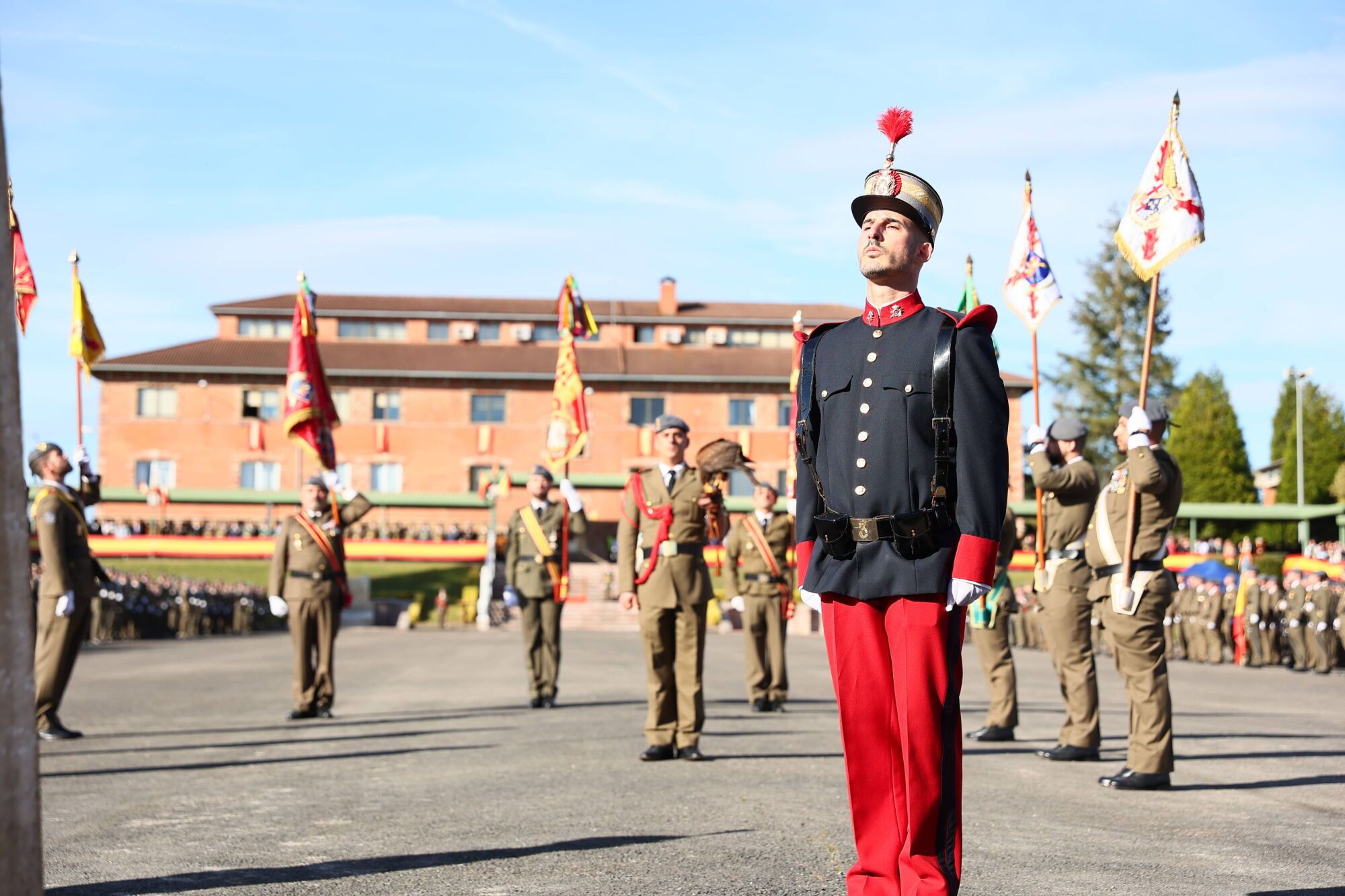 EN IMÁGENES: El acuartelamiento "Cabo Noval" se vistió esta mañana de gala para celebrar el día de la Inmaculada