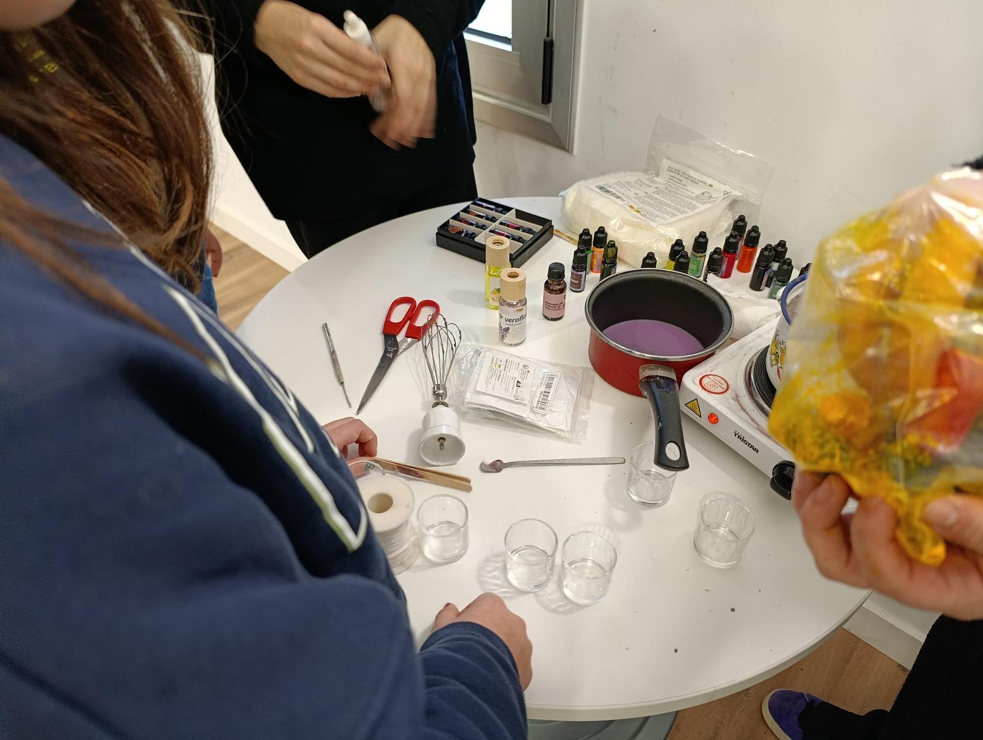 Velas aromáticas y adornos de resina en Soto de Llanera para Navidad