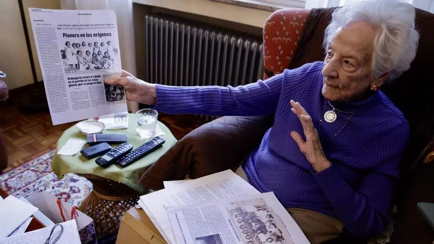 La historia de Adela Álvarez, la centenaria laviana pionera del balonmano en España: "Fue un orgullo cuando salimos campeones de España."