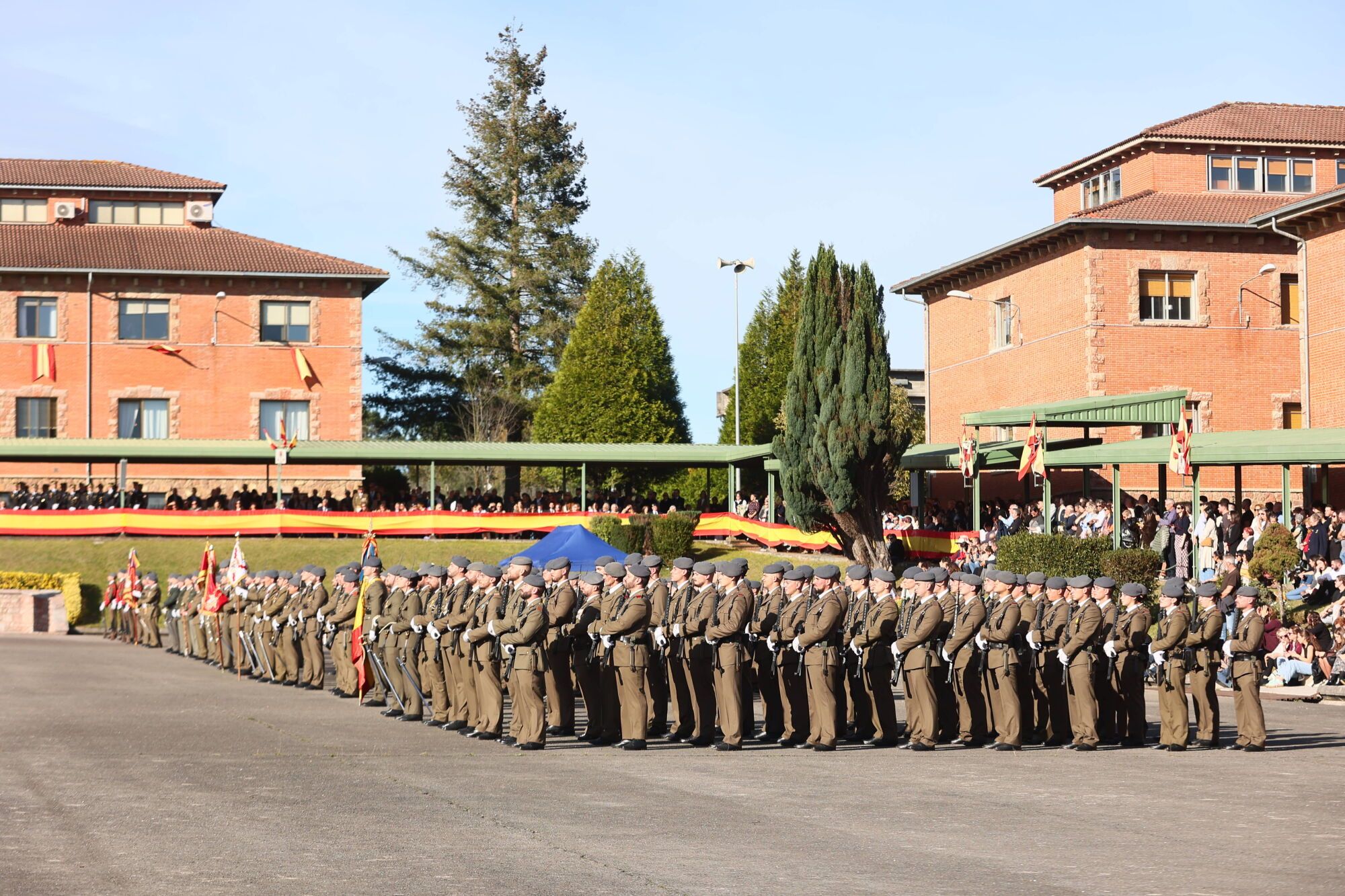 EN IMÁGENES: El acuartelamiento "Cabo Noval" se vistió esta mañana de gala para celebrar el día de la Inmaculada