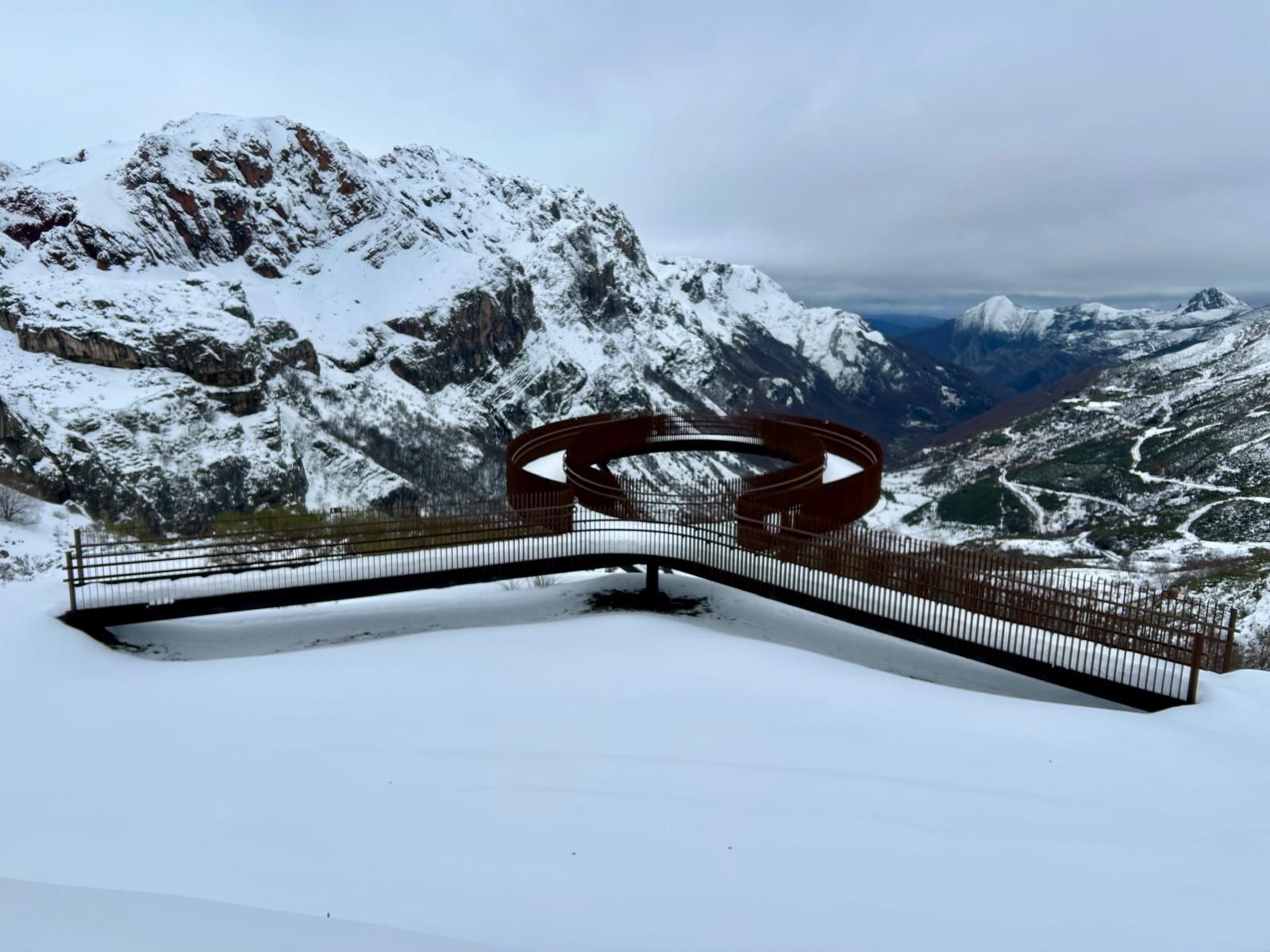 EN FOTOS: La imagen navideña que luce Somiedo, uno de los principales destinos del puente festivo en Asturias