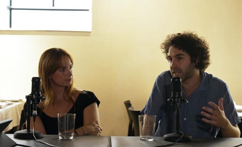 Marga Castaño, José Luis de la Cera y Álvaro López Serrano en el sexto episodio del vídepodcast de los asturianos en Madrid, La Chalana de Xuan