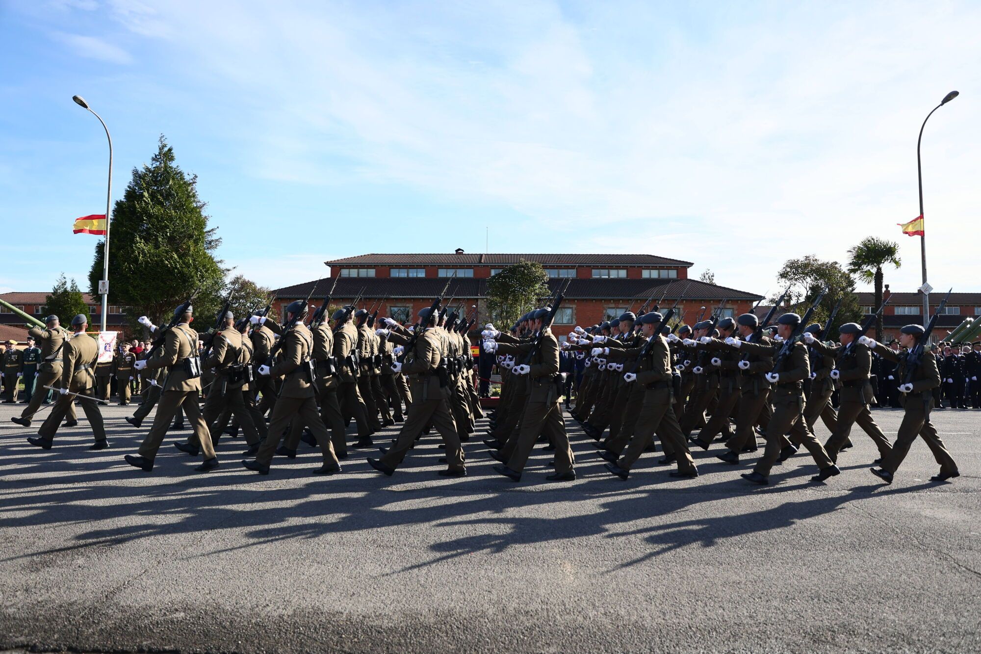 EN IMÁGENES: El acuartelamiento "Cabo Noval" se vistió esta mañana de gala para celebrar el día de la Inmaculada