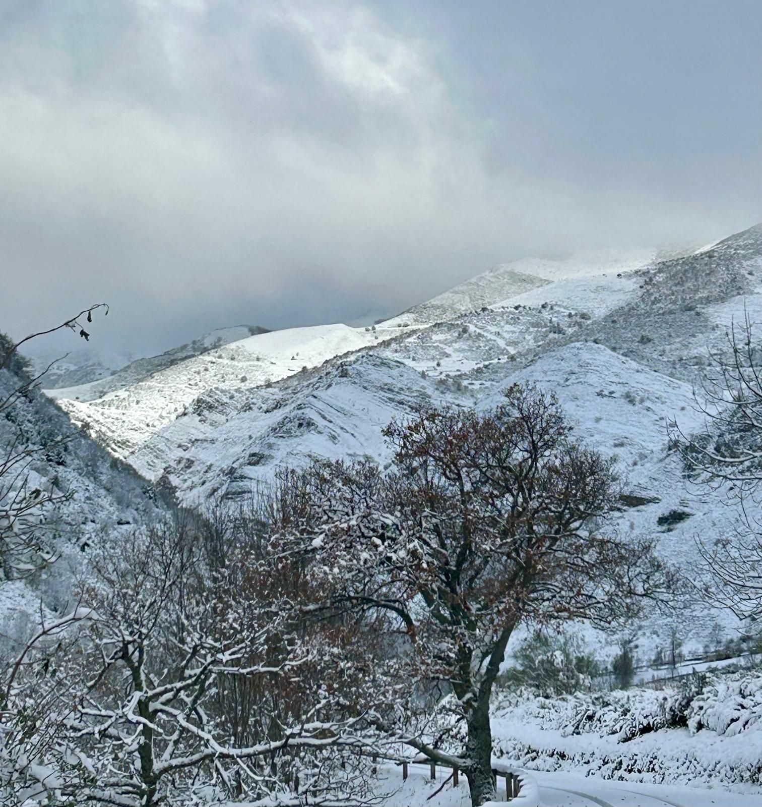 EN FOTOS: La imagen navideña que luce Somiedo, uno de los principales destinos del puente festivo en Asturias