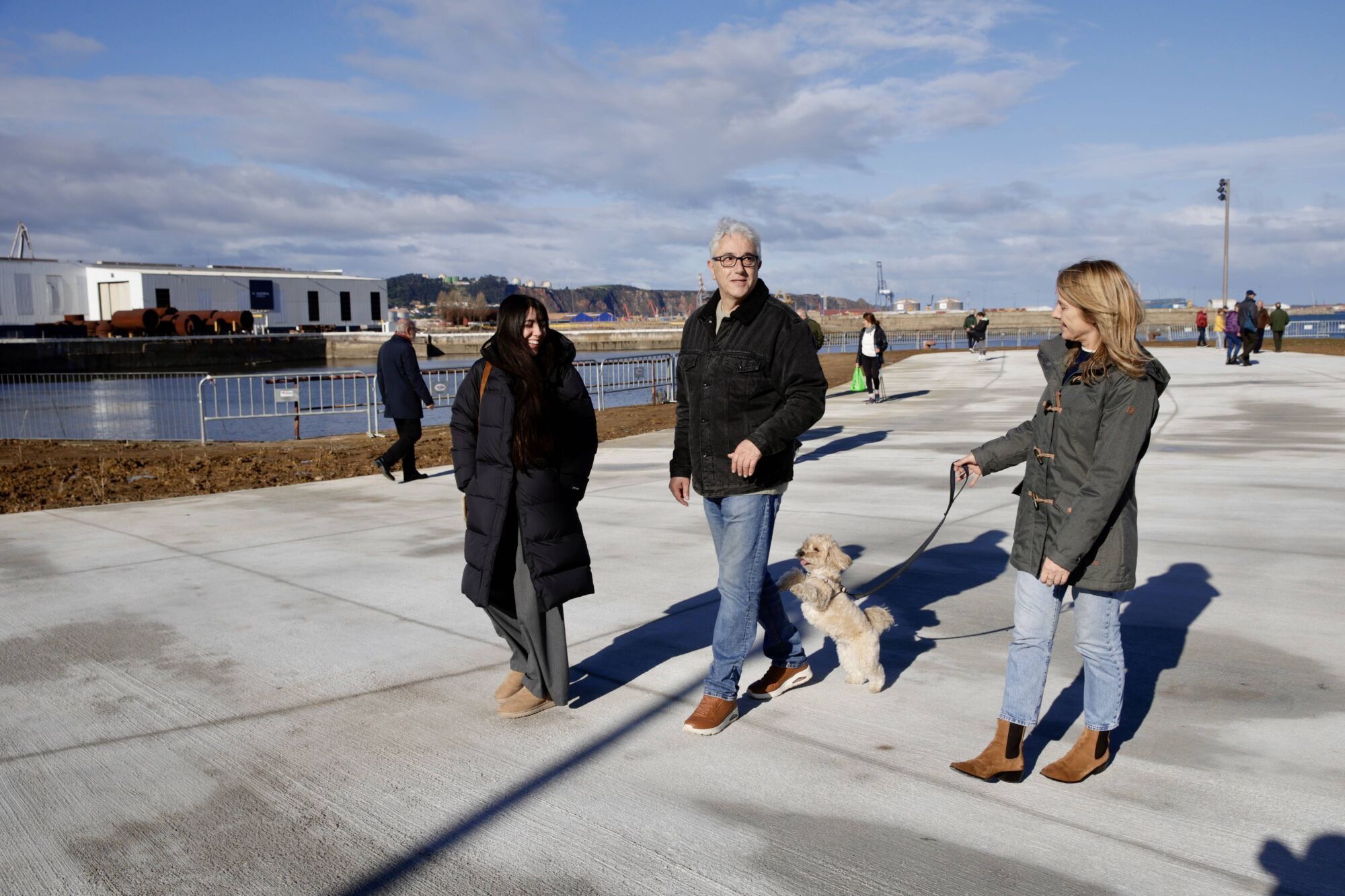 GIJÓN. La alcaldesa, Carmen Moriyón, y el concejal de Infraestructura Urbana y Rural, Gilberto Villoria, visitan el paseo Naval Azul.