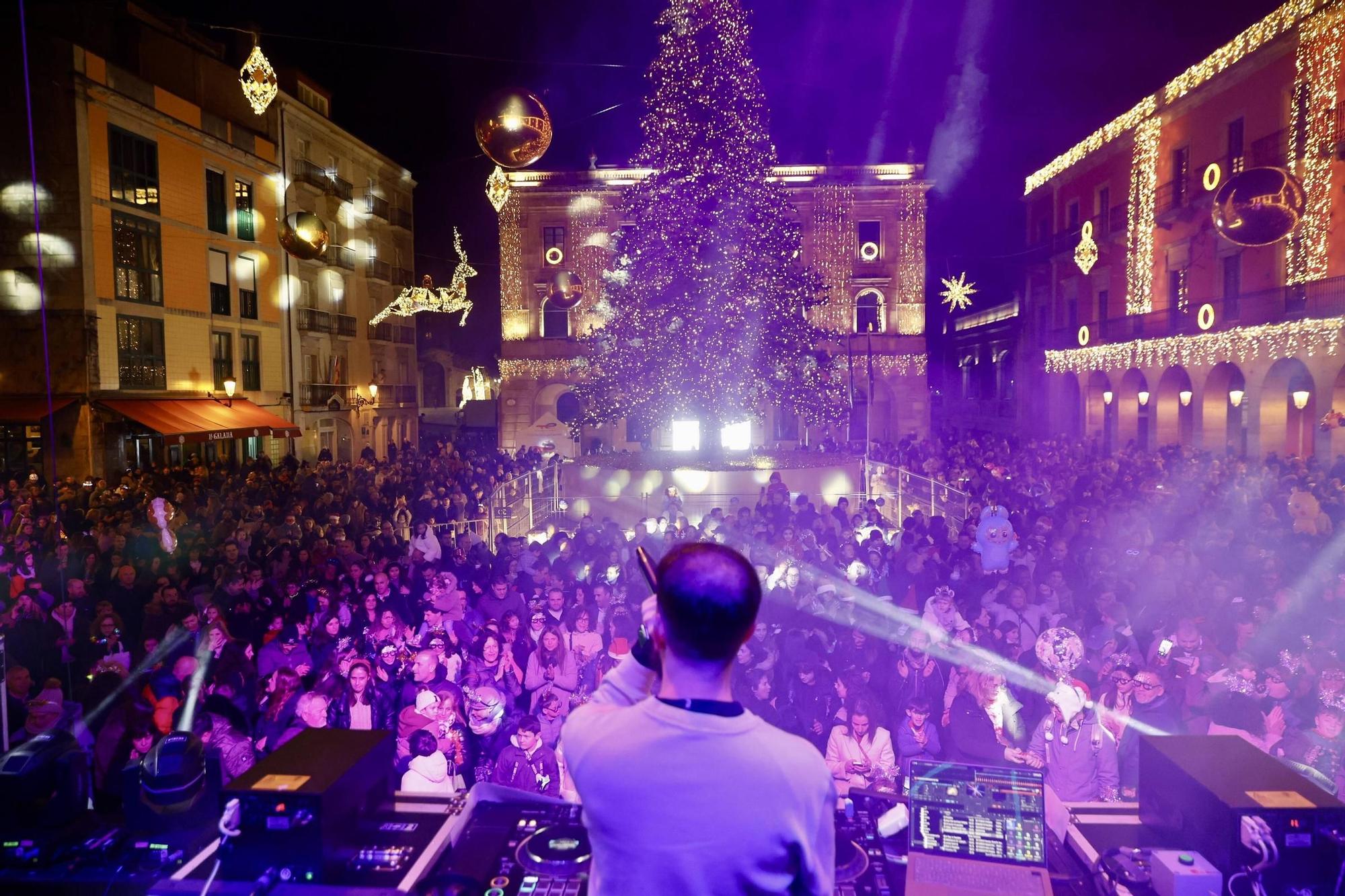 Las “pequecampanadas” llenan la Plaza Mayor de Gijón y conquistan a las familias: “Vamos a cambiar las de los mayores por las de los pequeños”