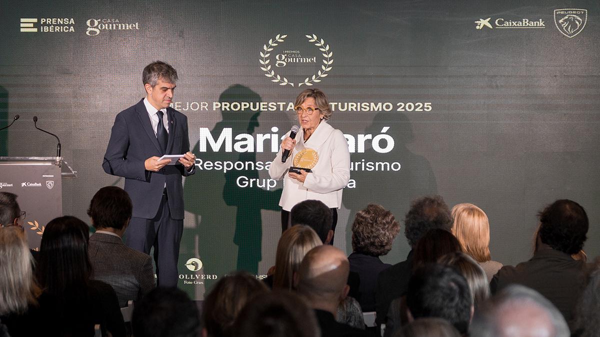 Maria Barò, responsable de Enoturismo de Grup Peralada, recoge el premio a la Mejor Propuesta de Enoturismo 2025.