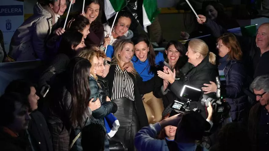 María Guardiola cierra su campaña entre zambombas, palillos y panderos