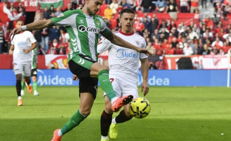 LaLiga denuncia cánticos de «Bartra, muérete» en el derbi sevillano