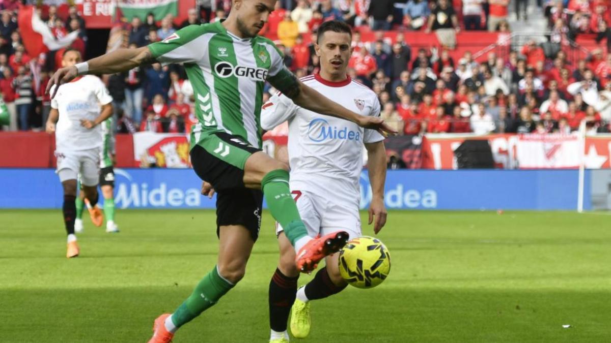 LaLiga denuncia cánticos de «Bartra, muérete» en el derbi sevillano