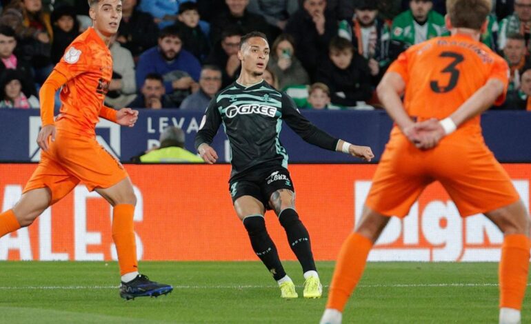 El Betis vuelve a los entrenamientos pensando en el Barça y pendiente de Antony