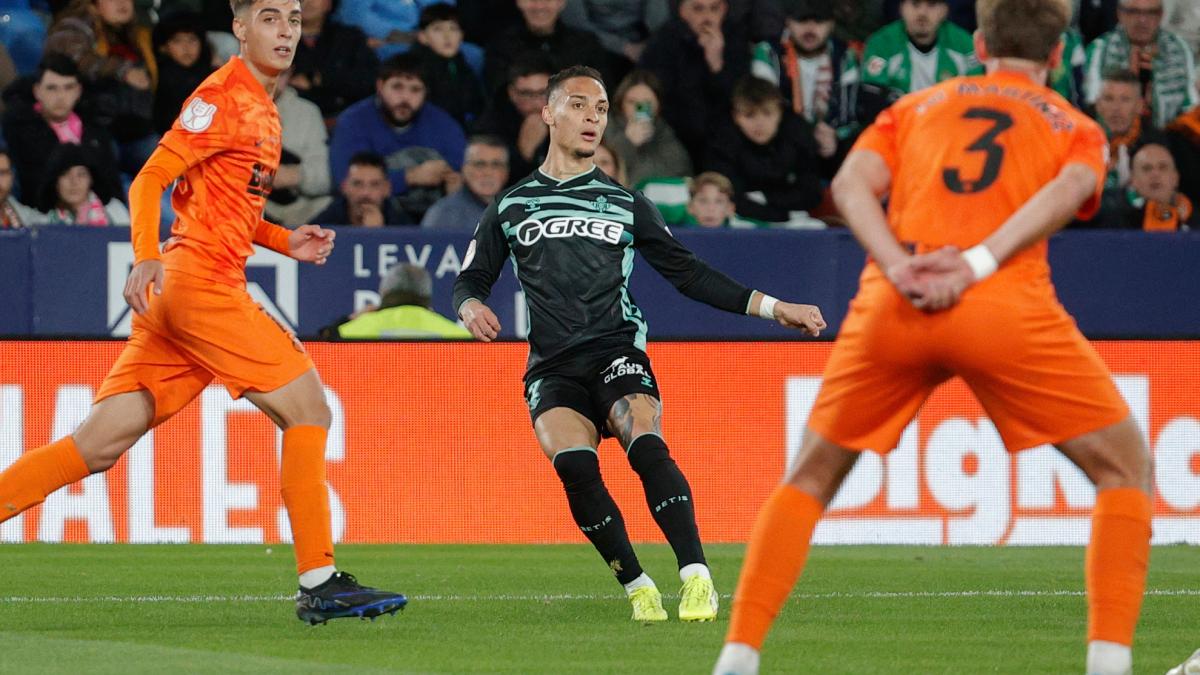 El Betis vuelve a los entrenamientos pensando en el Barça y pendiente de Antony