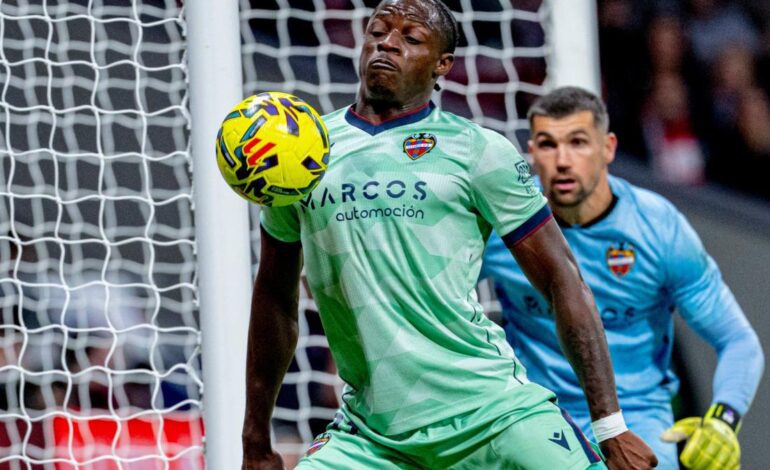 El Levante medita pagar la cláusula de 100.000 euros para que Etta Eyong juegue ante el Villareal