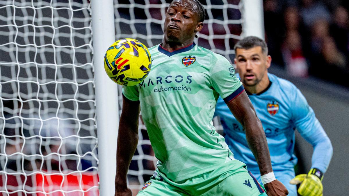 El Levante medita pagar la cláusula de 100.000 euros para que Etta Eyong juegue ante el Villareal