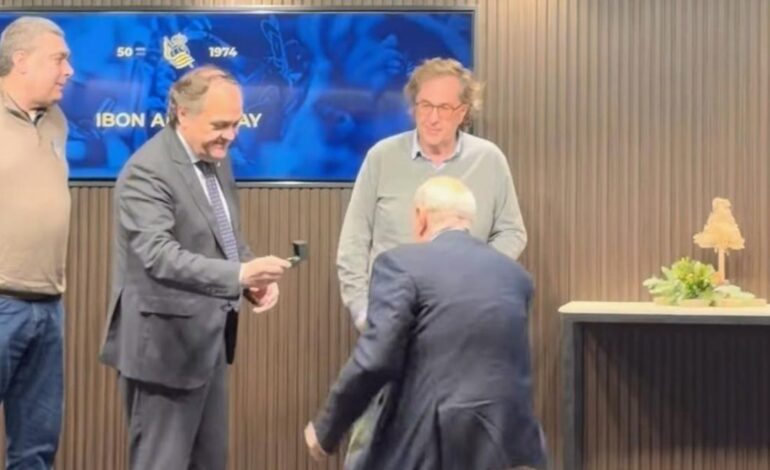 Aperribay, uno de los 93 premiados con la insignia de oro por sus 50 años seguidos como socio de la Real