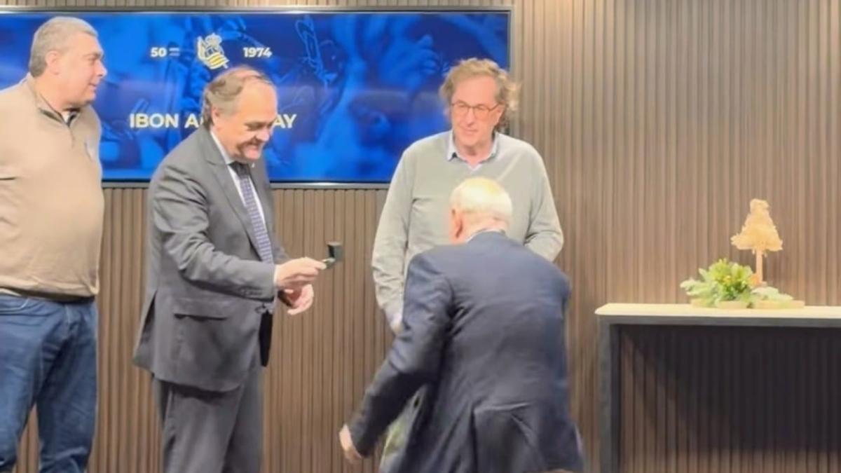 Aperribay, uno de los 93 premiados con la insignia de oro por sus 50 años seguidos como socio de la Real