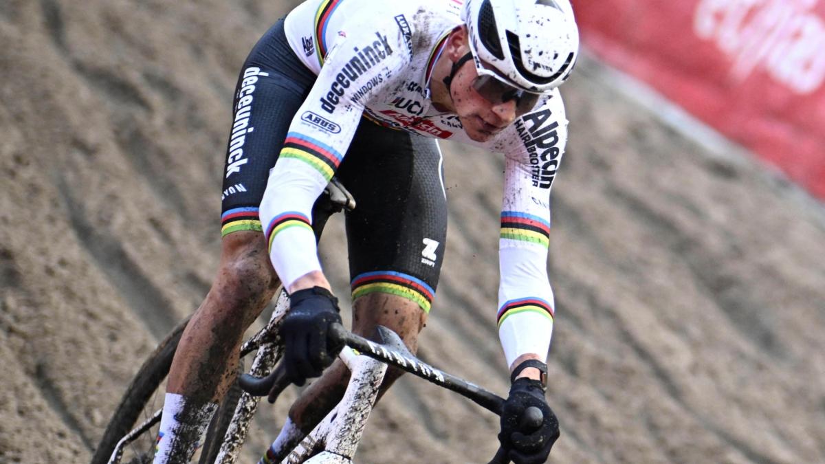 Van der Poel regresa a lo grande y se corona en la Copa del Mundo de Namur