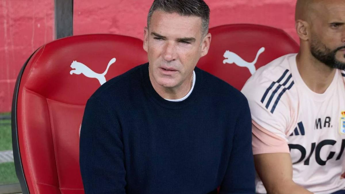 El Oviedo destituye a Carrión tras la derrota en Sevilla