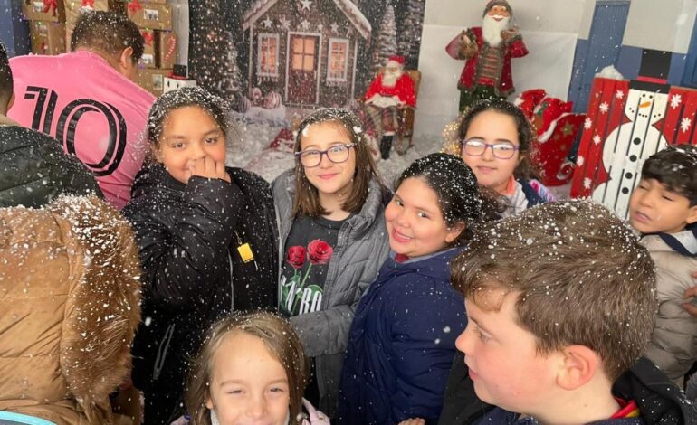 NAVIDAD ESCOLAR | Navidad mágica en Rioturbio: el pequeño colegio mierense recibe por adelantado a Papá Noel bajo la nieve