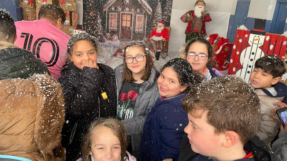 NAVIDAD ESCOLAR | Navidad mágica en Rioturbio: el pequeño colegio mierense recibe por adelantado a Papá Noel bajo la nieve