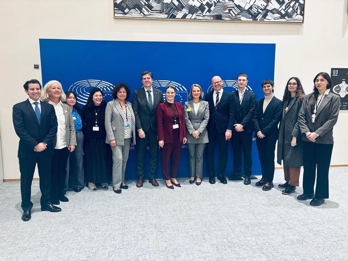 Imagen familiar de los representantes del Gobierno balear tras aprobar en Bruselas la sentencia Prohens.
