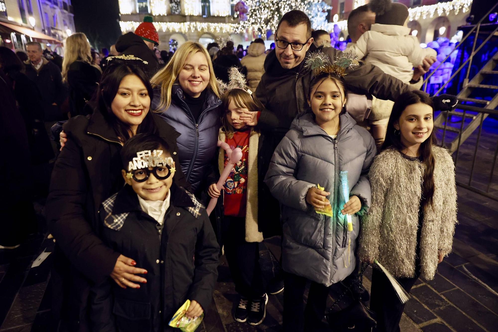 Las “pequecampanadas” llenan la Plaza Mayor de Gijón y conquistan a las familias: “Vamos a cambiar las de los mayores por las de los más pequeños”