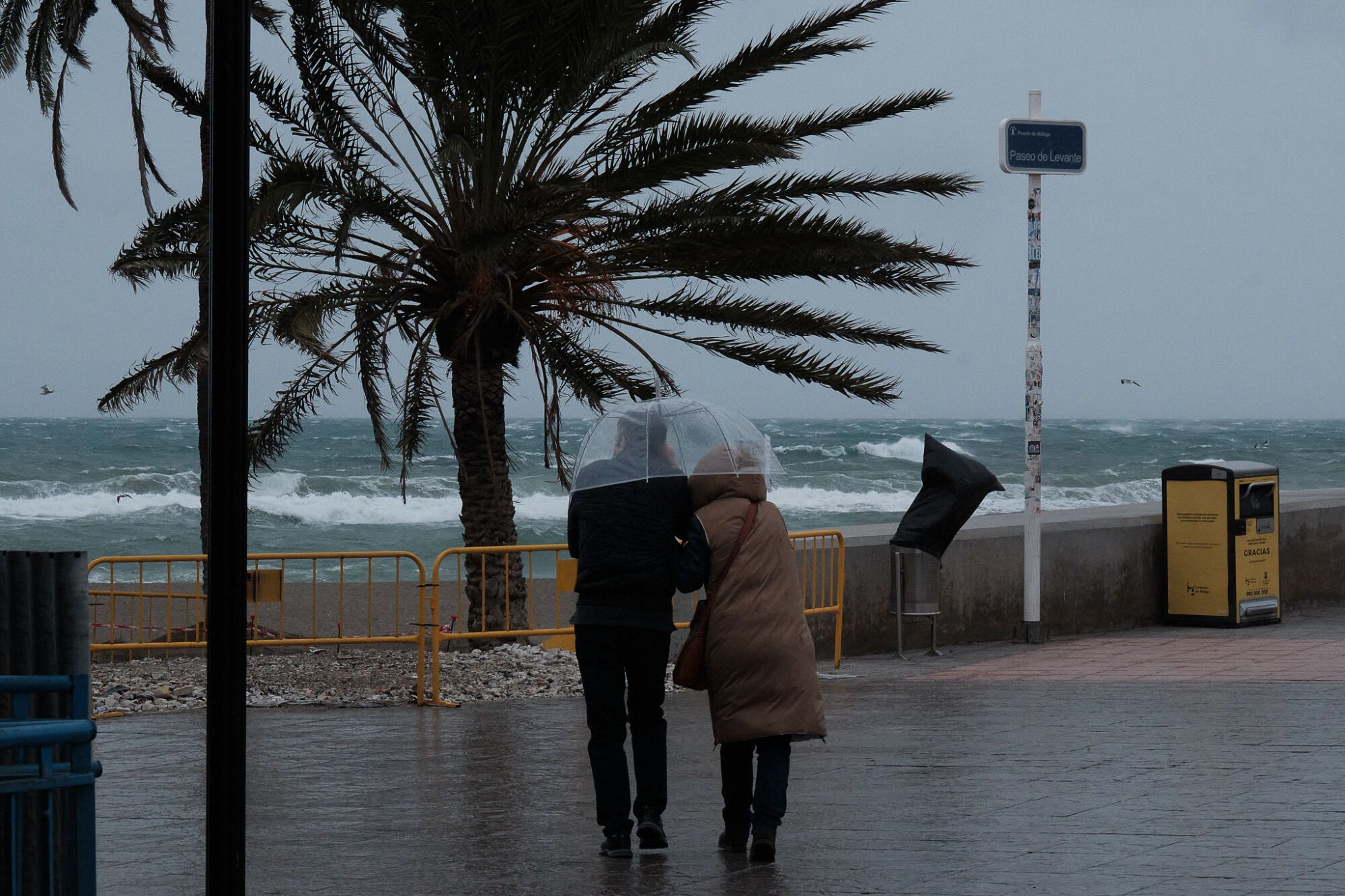 Málaga sufre los efectos del viento y la lluvia durante la alerta naranja