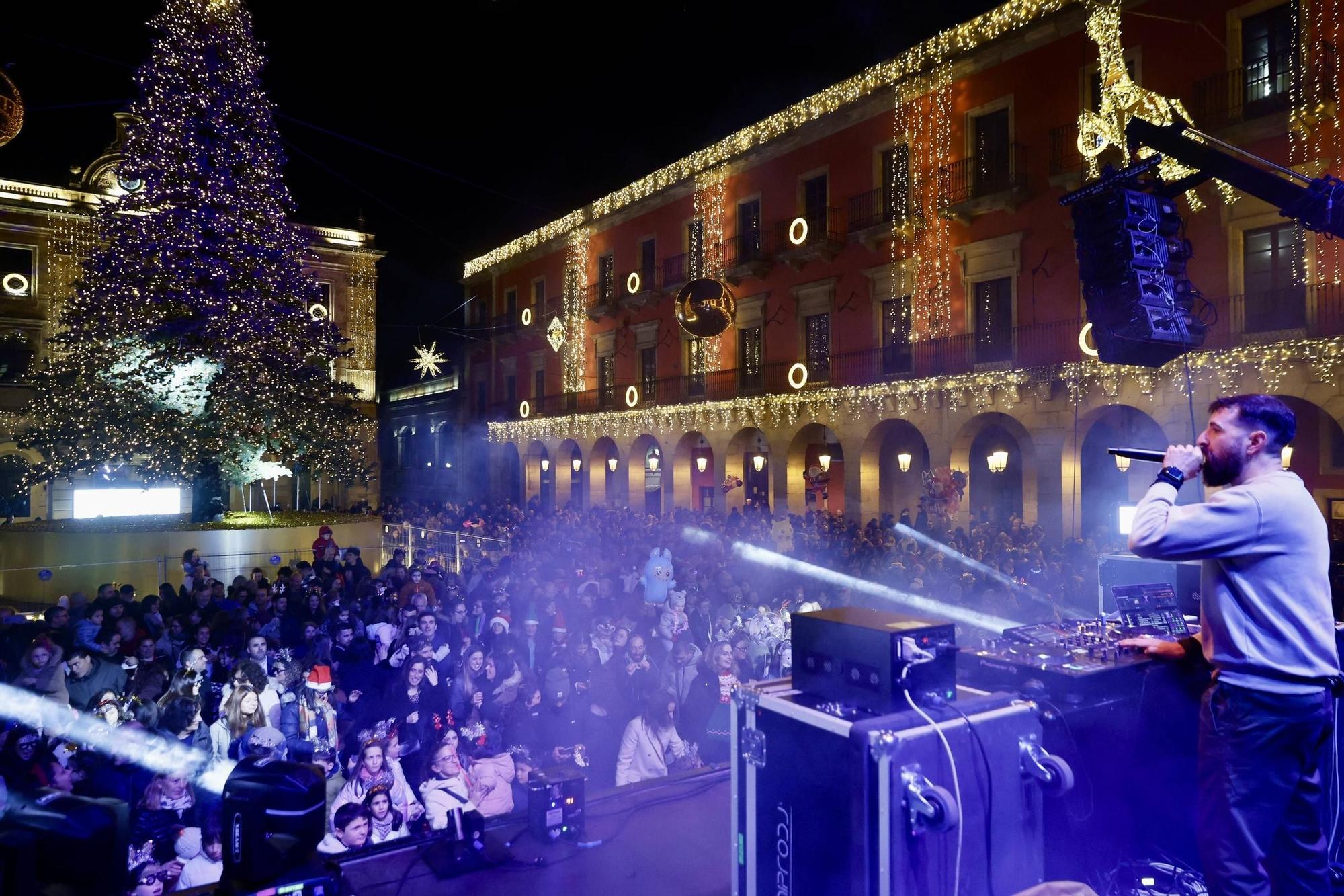 Las “pequecampanadas” llenan la Plaza Mayor de Gijón y conquistan a las familias: “Vamos a cambiar las de los mayores por las de los pequeños”
