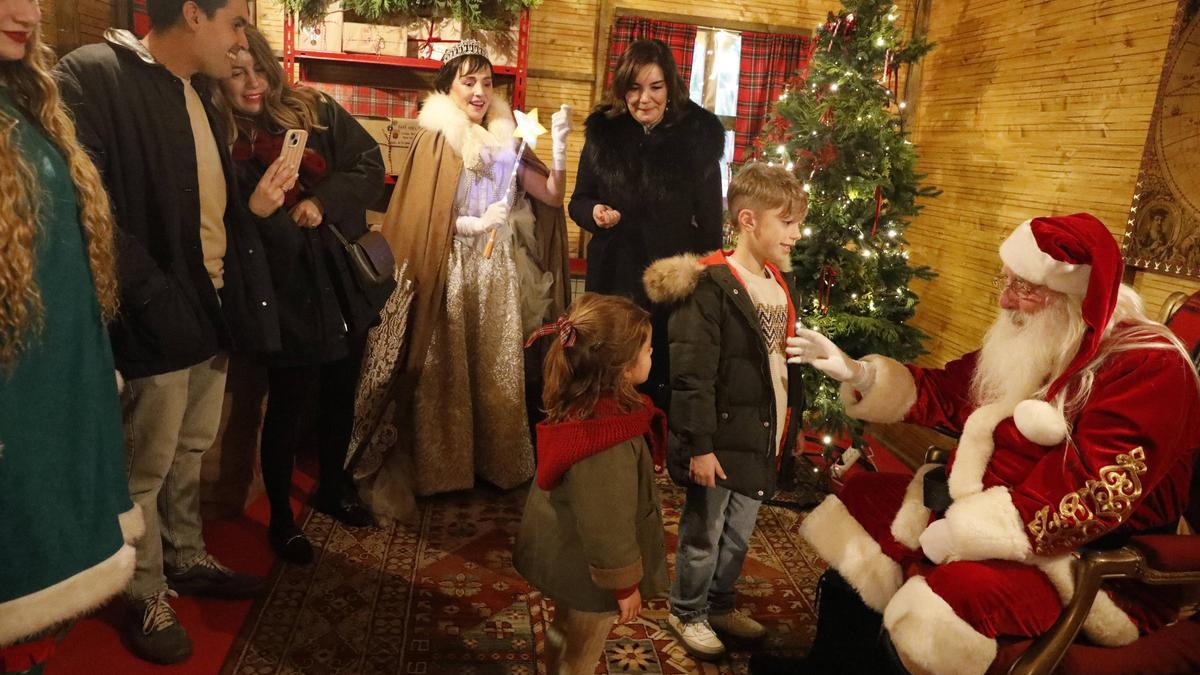 Los ayudantes de Papá Noel premiarán las compras en el comercio avilesino con tiques gratis para el ferial infantil de la Navidad