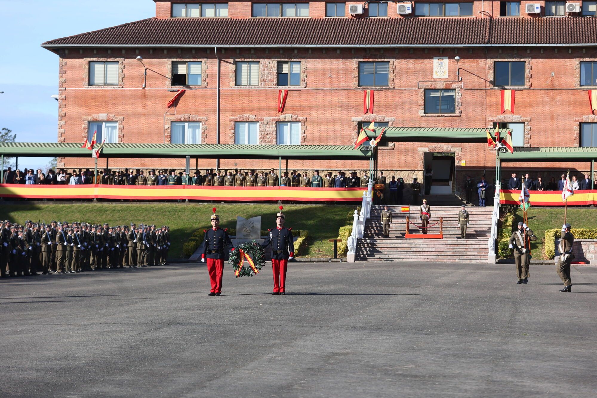 EN IMÁGENES: El acuartelamiento "Cabo Noval" se vistió esta mañana de gala para celebrar el día de la Inmaculada