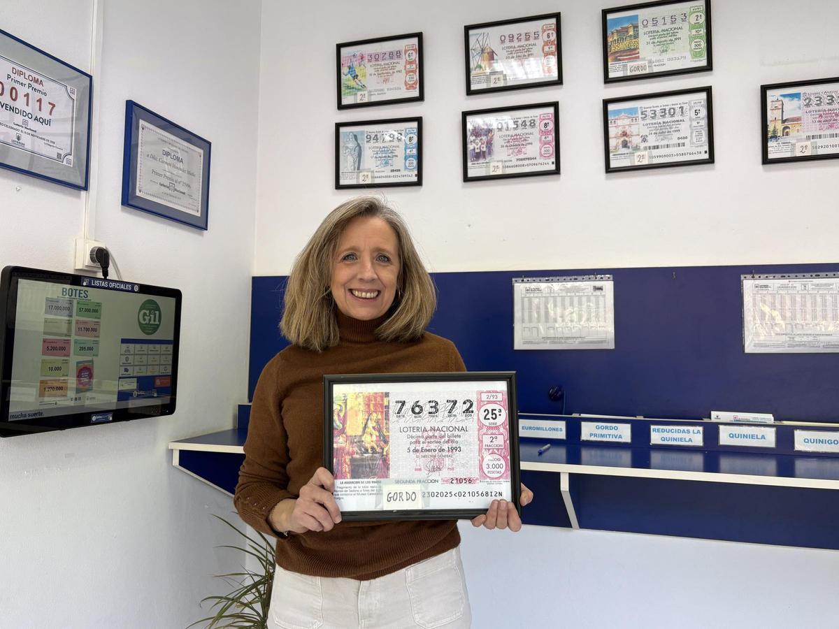 Carmen Menéndez con el décimo ganador del Gordo del Niño 1993 en su gestión de lotería.