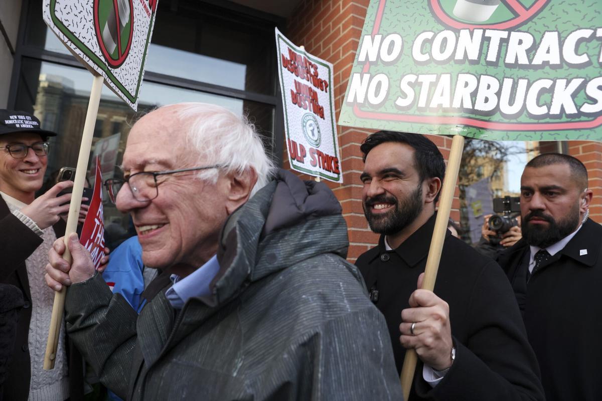 Mamdani y el senador Bernie Sanders el 1 de diciembre en un piquete de trabajadores de Starbucks que exigían salarios más altos, mejores horas de trabajo y la resolución de cientos de acusaciones de prácticas laborales injustas que acabaron con los sindicatos.