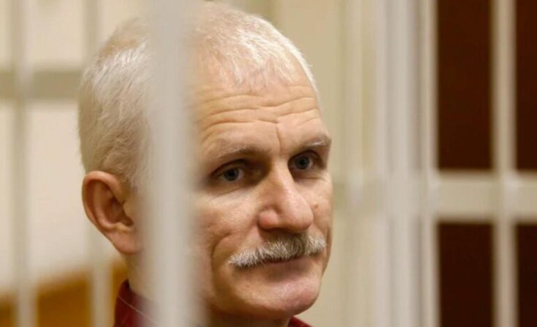 Lukashenko indulta a 123 presos tras la retirada de sanciones a Bielorrusia, entre ellos, un Nobel de la Paz