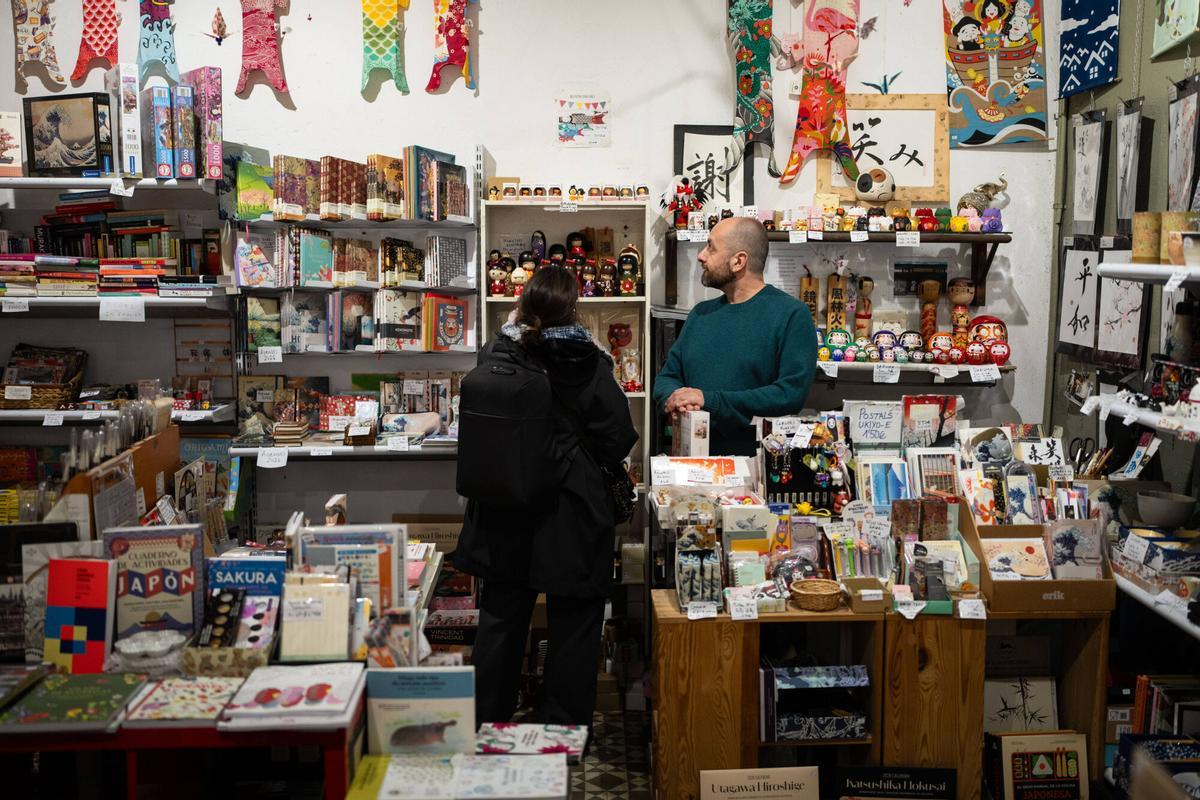 Alex Pler atiende esta semana a un cliente en la librería japonesa Haiku, en la calle Montseny de Barcelona.