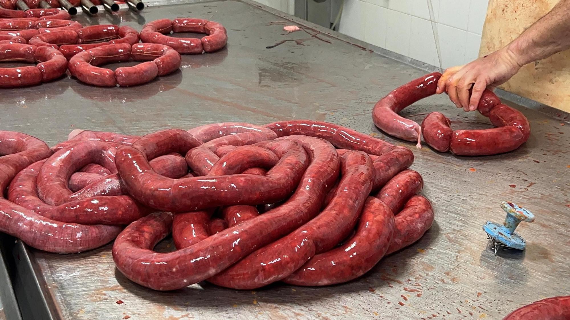 EN FOTOS: Así elaboran embutidos en La Venta, una empresa de Mallecina (Salas) con más de 70 años de historia