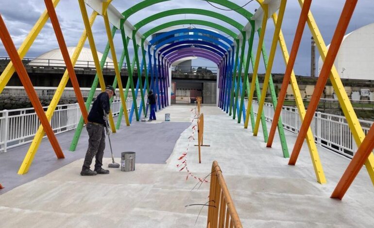 El puente más icónico de Avilés dice adiós a los charcos