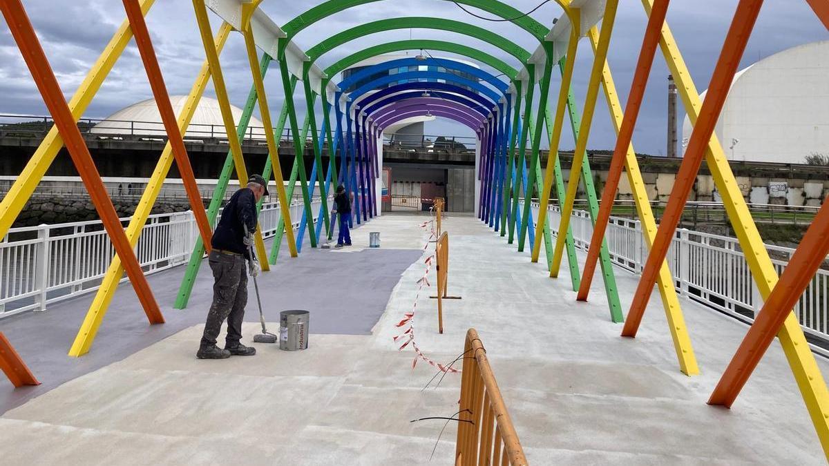 El puente más icónico de Avilés dice adiós a los charcos
