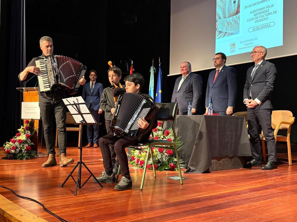 Clausura del acto institucional con la interpretación del himno de Asturias.