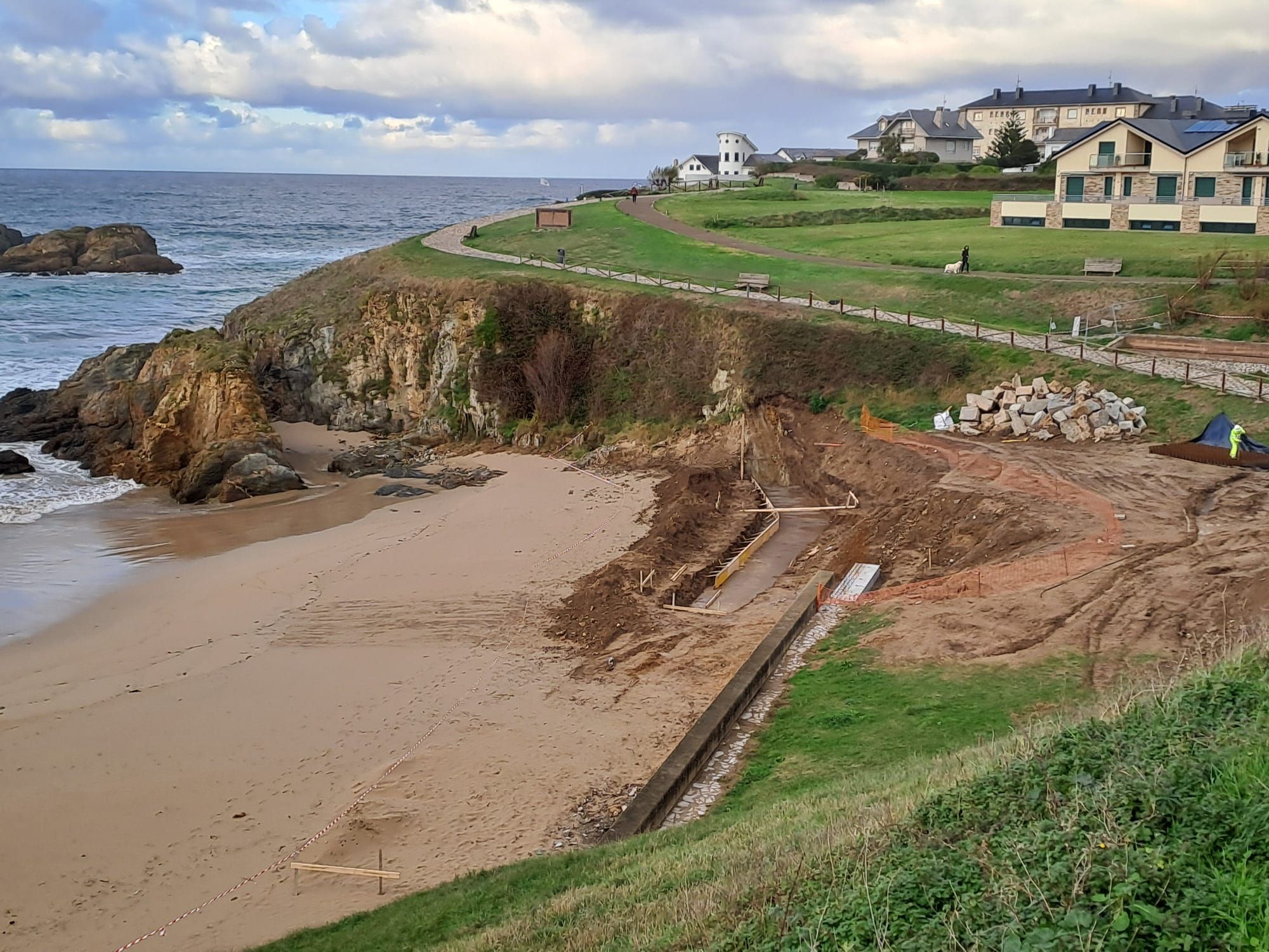 En imágenes: avanzan las obras de remodelación de los accesos a la playa de Tapia