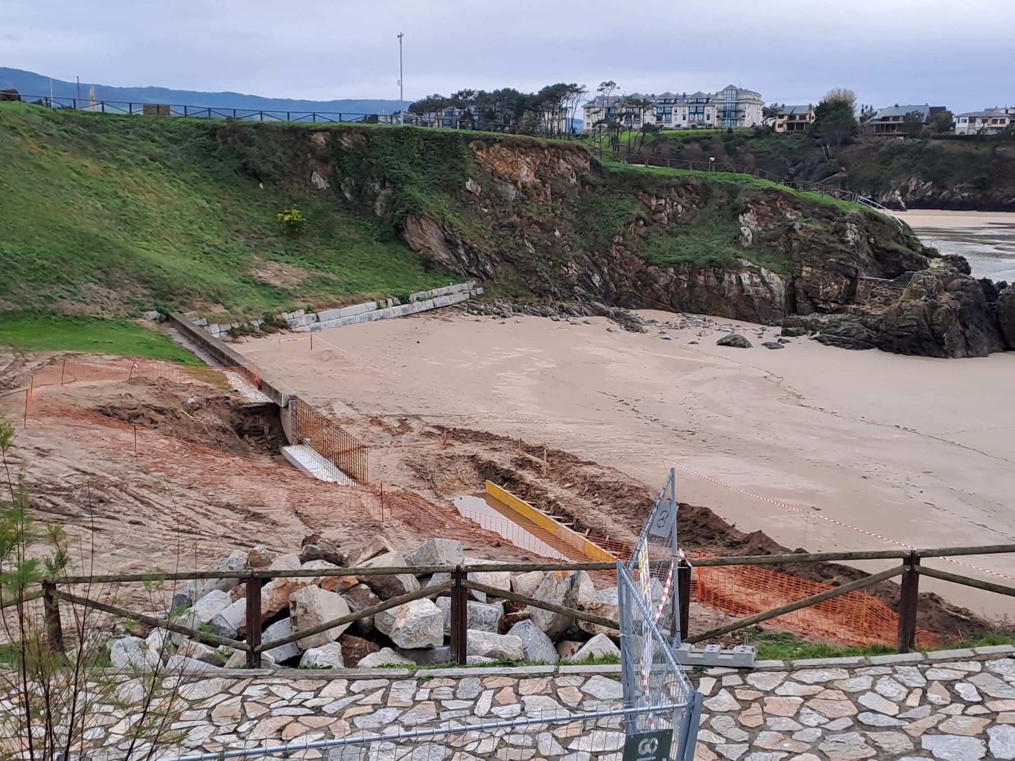En imágenes: avanzan las obras de remodelación de los accesos a la playa de Tapia