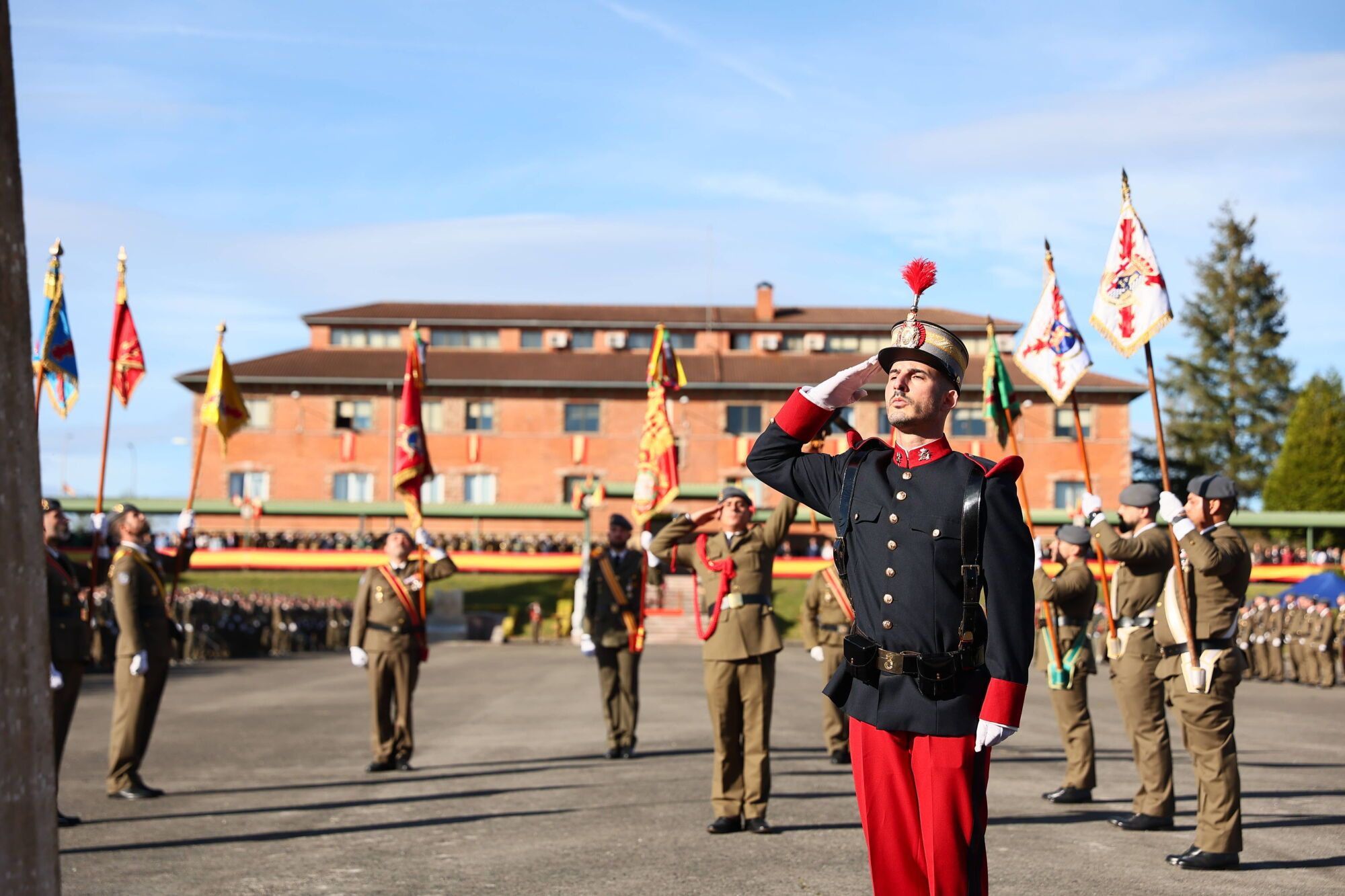 EN IMÁGENES: El acuartelamiento "Cabo Noval" se vistió esta mañana de gala para celebrar el día de la Inmaculada