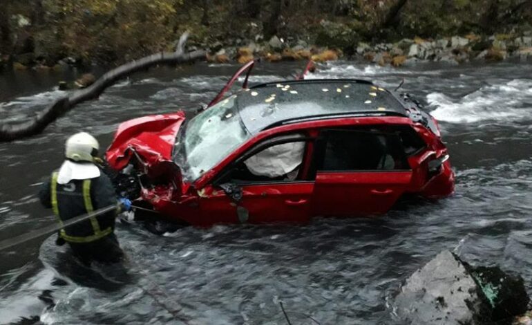 Angustioso rescate en Tineo tras una accidente en el que un coche cayó al río Narcea