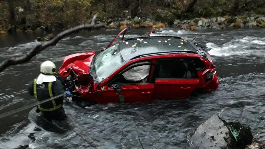 Angustioso rescate en Tineo tras una accidente en el que un coche cayó al río Narcea