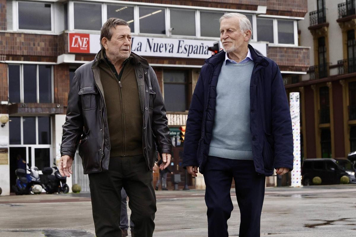 Los dos hermanos, junto a la redacción de LA NUEVA ESPAÑA de Gijón