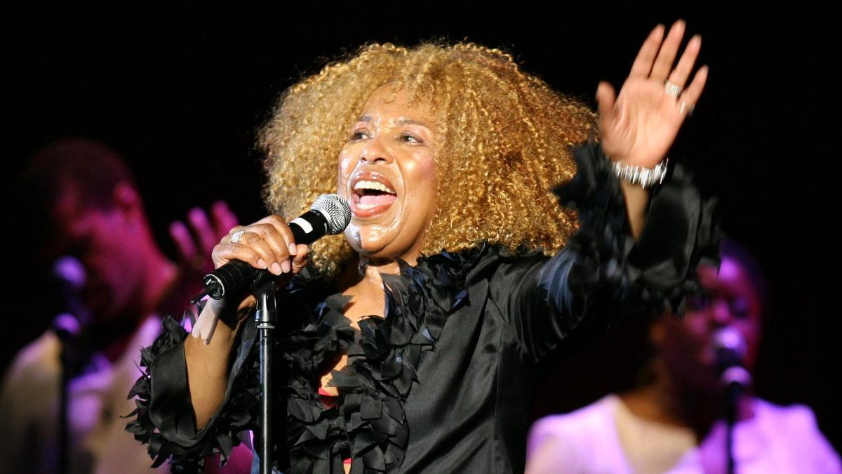 La cantante Roberta Flack durante su actuación de esta noche en el festival de "Les Nits de Bonmont" en Montroig del Camp, Tarragona.