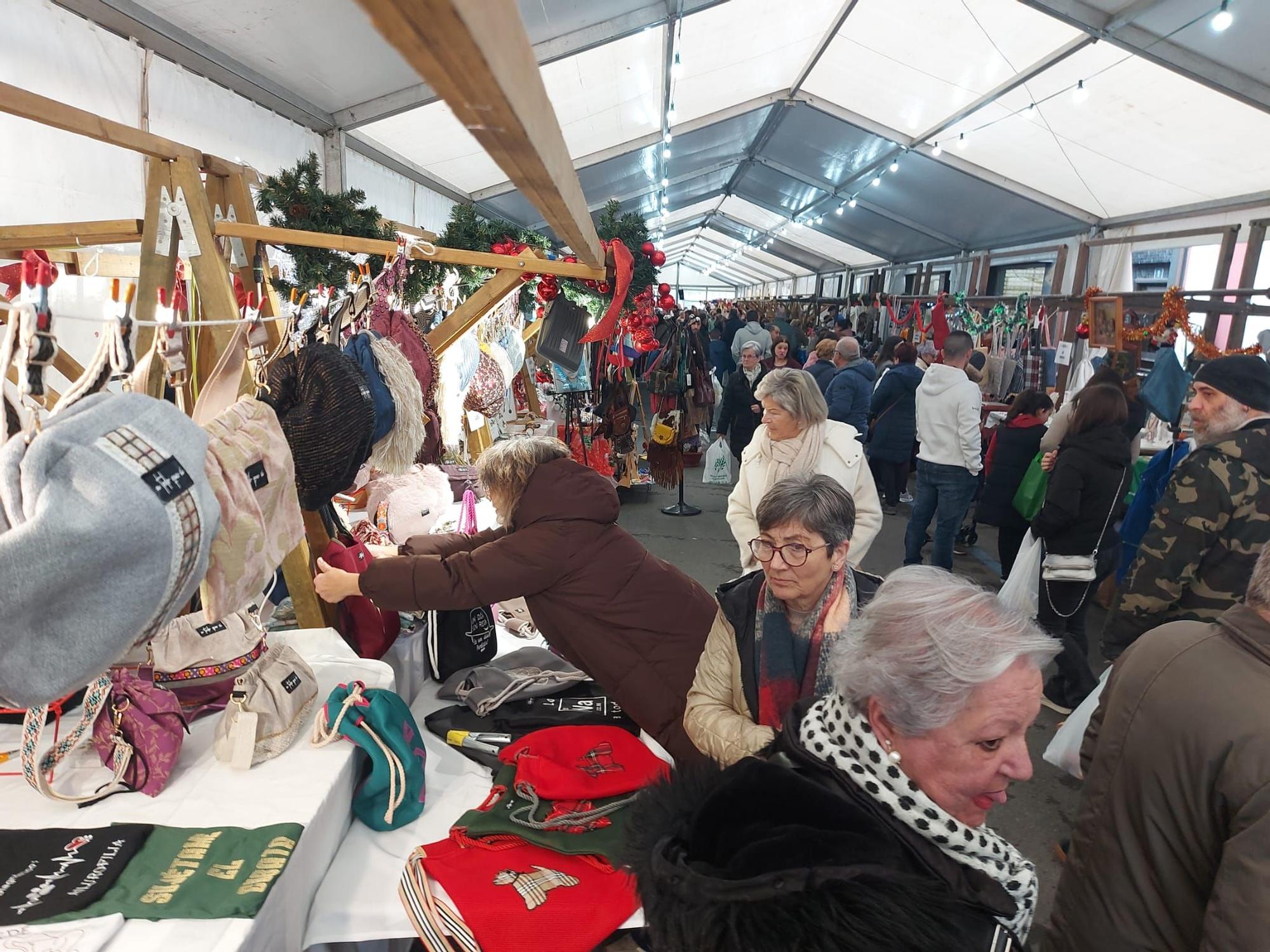 En imágenes: Así era el mercadillo navideño de Tineo