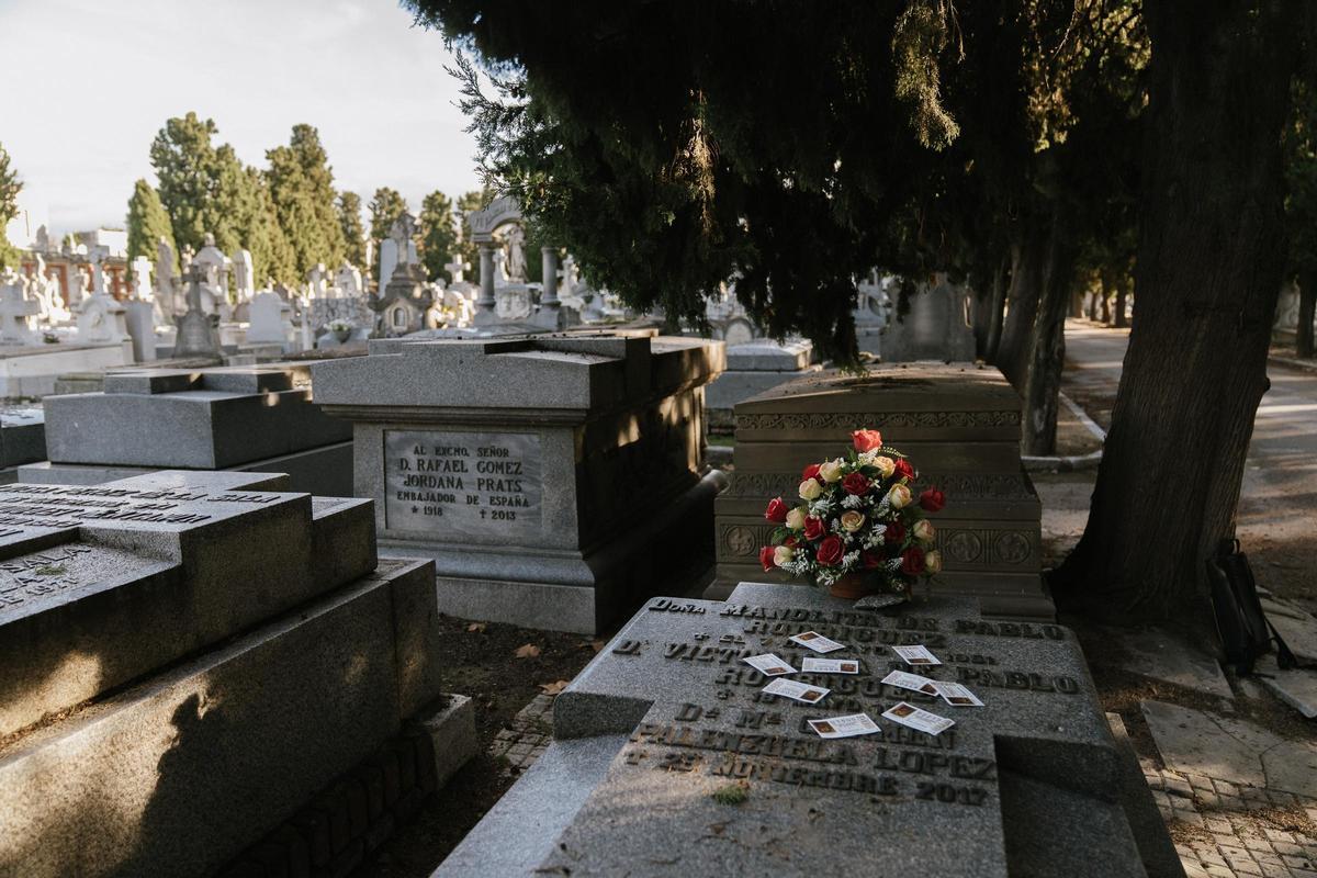 En La Almudena también están enterrados Pío Baroja, Cecilia, Almudena Grandes, Vicente Aleixandre y Lola Flores, entre otros.