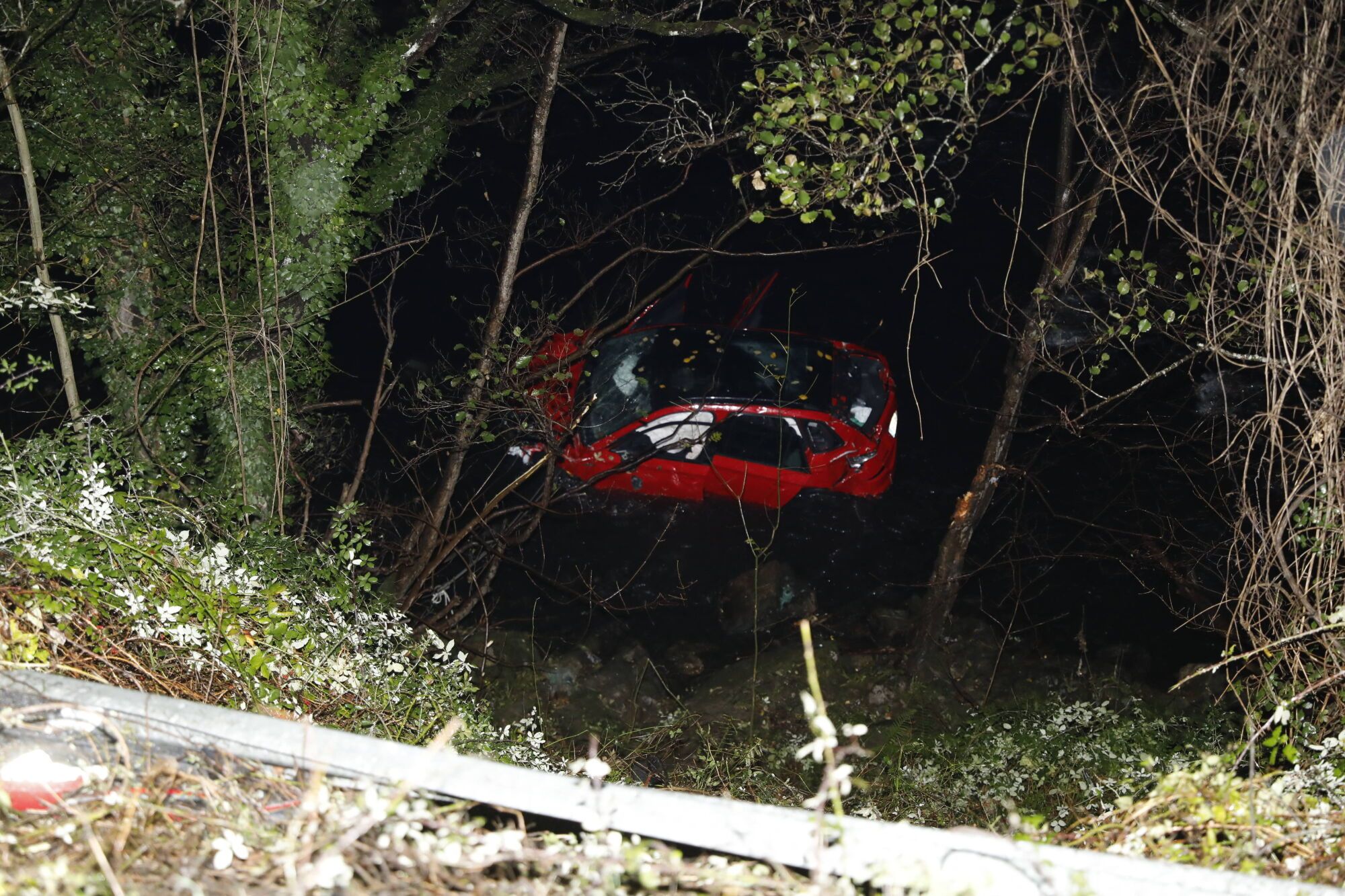 EN FOTOS: Angustioso rescate en Tineo tras un accidente en el que un coche cayó al río 