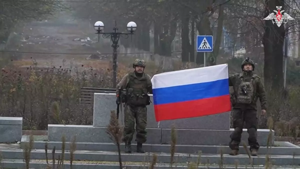 Soldados rusos enarbolan su bandera en una ciudad ucraniana