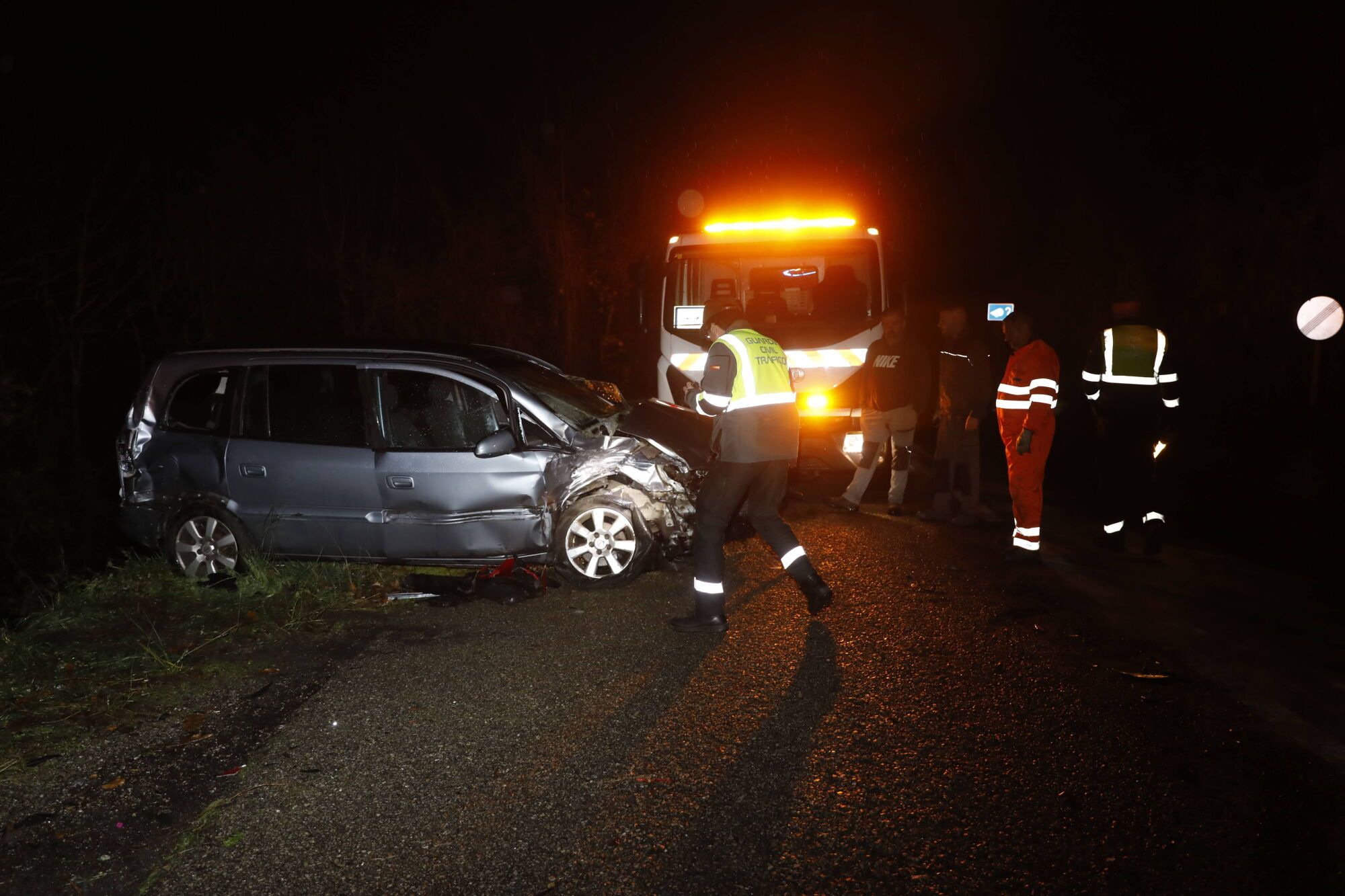 EN FOTOS: Angustioso rescate en Tineo tras un accidente en el que un coche cayó al río 